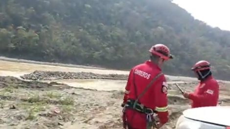 mujer se lanzó al río para salvar a su hija