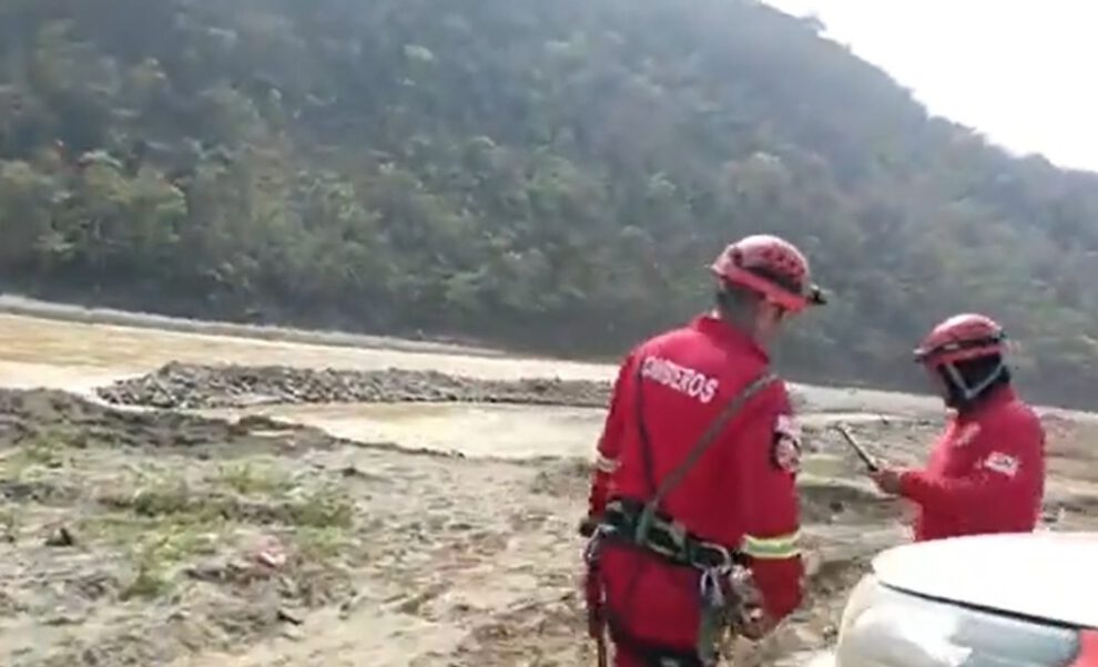 mujer se lanzó al río para salvar a su hija