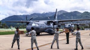 Integrantes del ejército mexicano y de la Guardia Nacional trasladan ayudas a damnificados por el huracán John en Acapulco