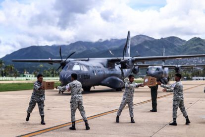 Integrantes del ejército mexicano y de la Guardia Nacional trasladan ayudas a damnificados por el huracán John en Acapulco