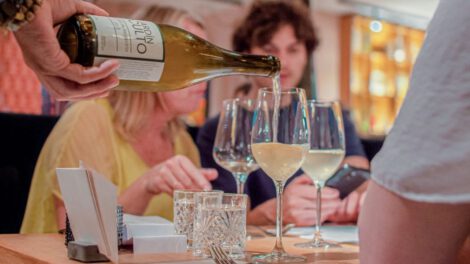 vinos y singanis bolivianos en evento en Ámsterdam