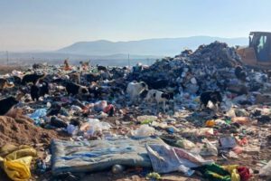 Residuos mineros encontrados en caminos y terrenos