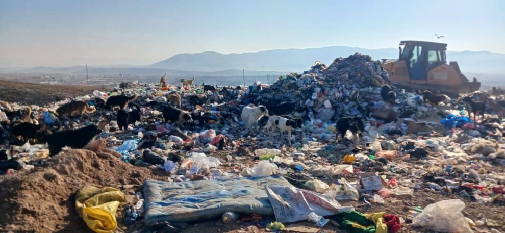 Residuos mineros encontrados en caminos y terrenos