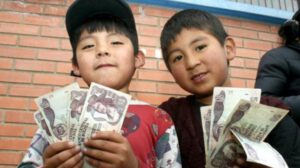 Bono Juancito Pinto beneficiará a más de 2.3 millones de estudiantes en Bolivia
