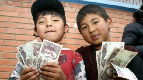 Bono Juancito Pinto beneficiará a más de 2.3 millones de estudiantes en Bolivia