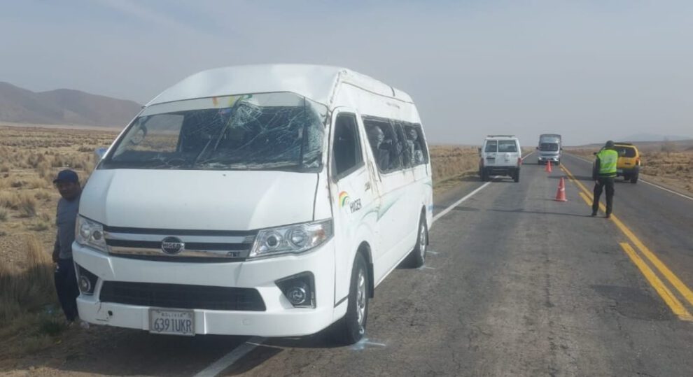 Accidente de minibús en Oruro dejando a seis personas heridas