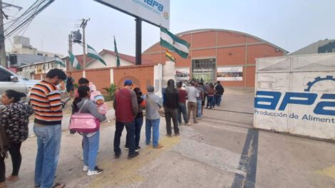 Escasez de arroz en Santa Cruz genera largas filas en Emapa