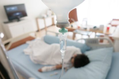 Un niño enfermo recibe tratamiento en un hospital por alerta sanitaria en Cochabamba
