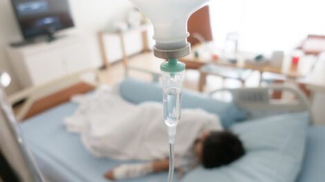 Un niño enfermo recibe tratamiento en un hospital por alerta sanitaria en Cochabamba