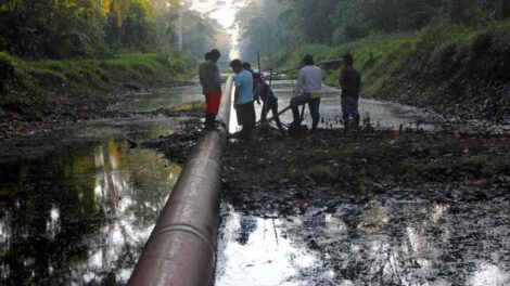 Derrame de crudo en el río Pastaza afecta comunidades indígenas