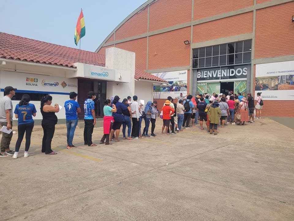 Emapa Santa Cruz: Ciudadanos abarrotan para comprar arroz a precio fijo