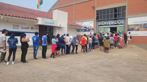 Emapa Santa Cruz: Ciudadanos abarrotan para comprar arroz a precio fijo