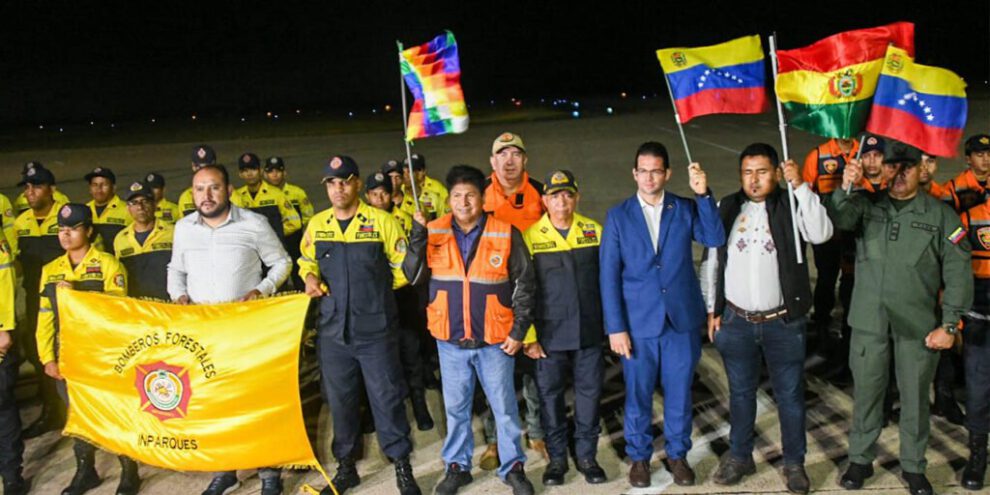 Bomberos venezolanos en Bolivia para combatir incendios