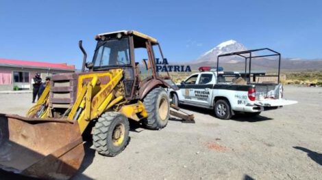 Retroexcavadora robada en Chile recuperada en Oruro