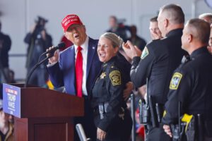 Trump critica a migrantes indocumentados en Wisconsin