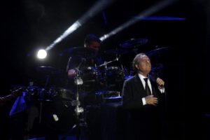 Julio Iglesias desmiente rumores sobre su retiro de la música