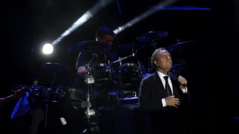 Julio Iglesias desmiente rumores sobre su retiro de la música
