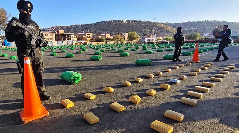 Desmantelan fábricas de drogas en Chapare