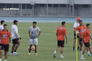 Selección colombiana entrenando a puertas cerradas