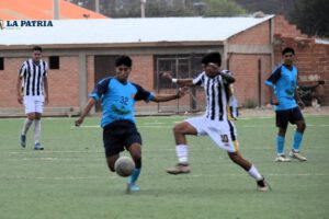 Ulises Navarro autor de tres goles disputa el balón con Ronald Chipana