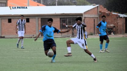 Ulises Navarro autor de tres goles disputa el balón con Ronald Chipana