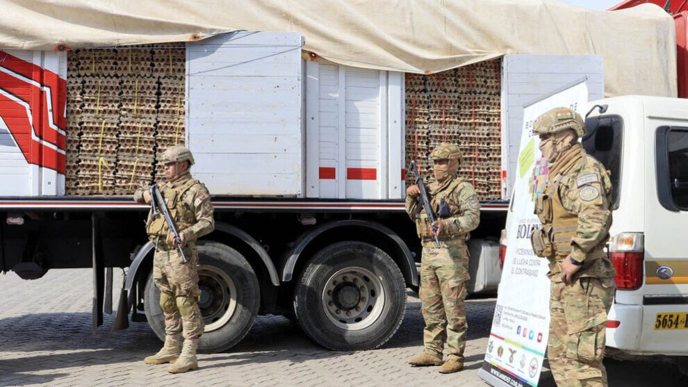Camión de contrabando con 1.100 maples de huevo interceptado en La Paz