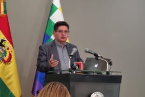 El ministro de Economía, Marcelo Montenegro, en contacto con los medios sobre el arancel cero temporal para productos de higiene