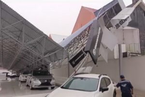 Colapso de tinglado en concesionaria de Santa Cruz