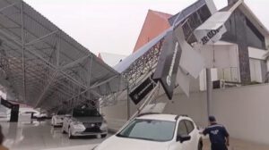 Colapso de tinglado en concesionaria en Santa Cruz