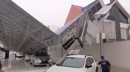 Colapso de tinglado en concesionaria en Santa Cruz