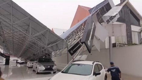 Colapso de tinglado en concesionaria en Santa Cruz
