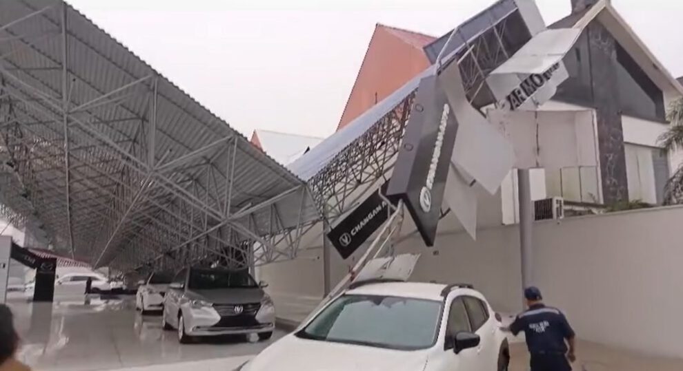 Colapso de tinglado en concesionaria en Santa Cruz