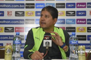 Óscar Villegas seleccionador boliviano durante la conferencia de prensa