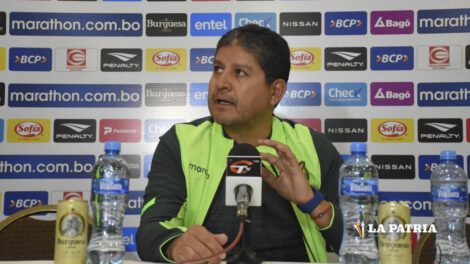 Óscar Villegas seleccionador boliviano durante la conferencia de prensa