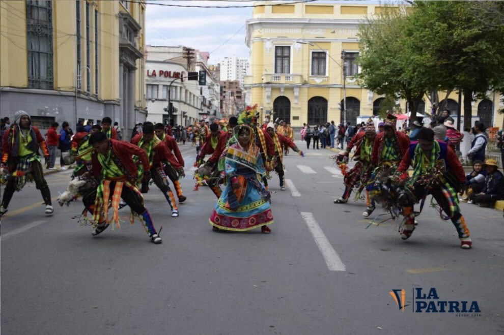 Entrada Folklórica Universitaria en Oruro