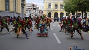 Entrada Folklórica Universitaria en Oruro