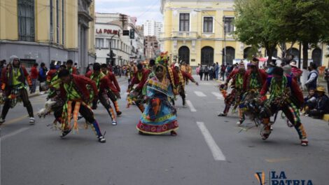 Entrada Folklórica Universitaria en Oruro
