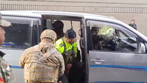 Policías detenidos por contrabando en La Paz