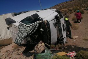 Tractocamión vuelca en la carretera a Tambo Quemado