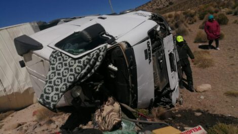Tractocamión vuelca en la carretera a Tambo Quemado