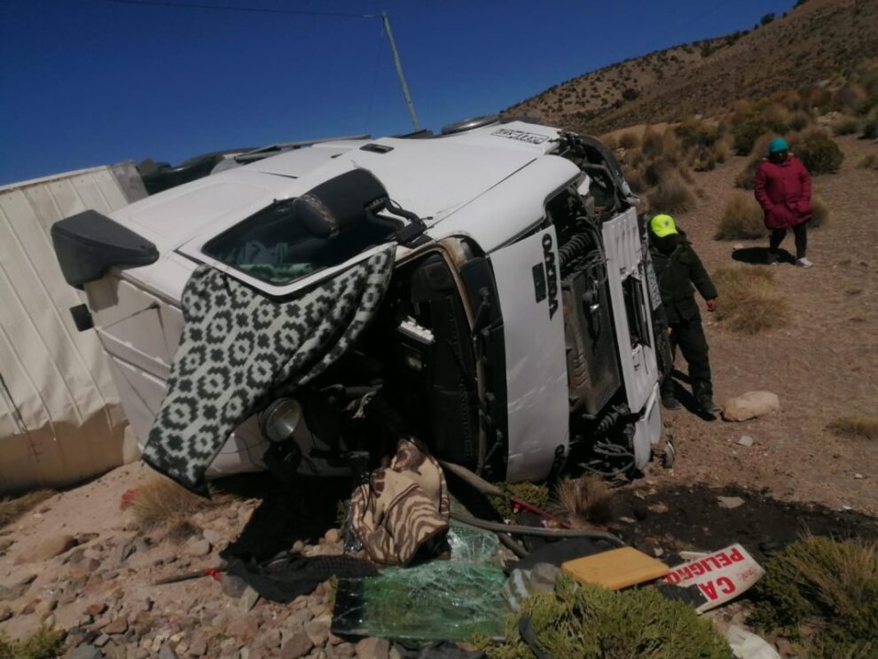 Tractocamión vuelca en la carretera a Tambo Quemado