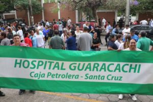 Médicos bloquean emergencias por salarios atrasados