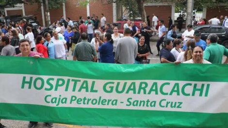 Médicos bloquean emergencias por salarios atrasados