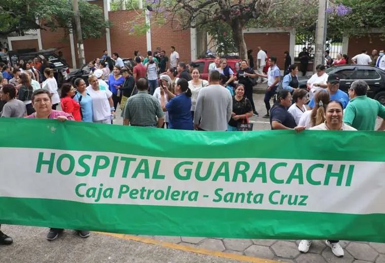 Médicos bloquean emergencias por salarios atrasados