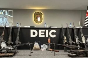 Droga y fusiles hallados en Brasil