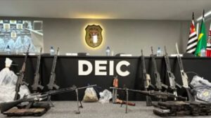 Droga y fusiles hallados en Brasil