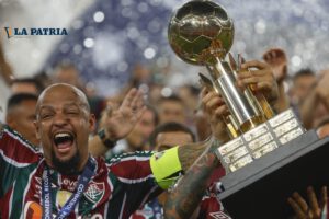 Felipe Melo de Fluminense con el trofeo de la Recopa Sudamericana