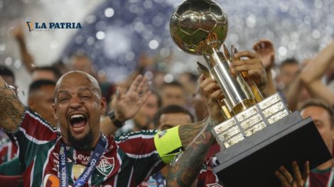 Felipe Melo de Fluminense con el trofeo de la Recopa Sudamericana