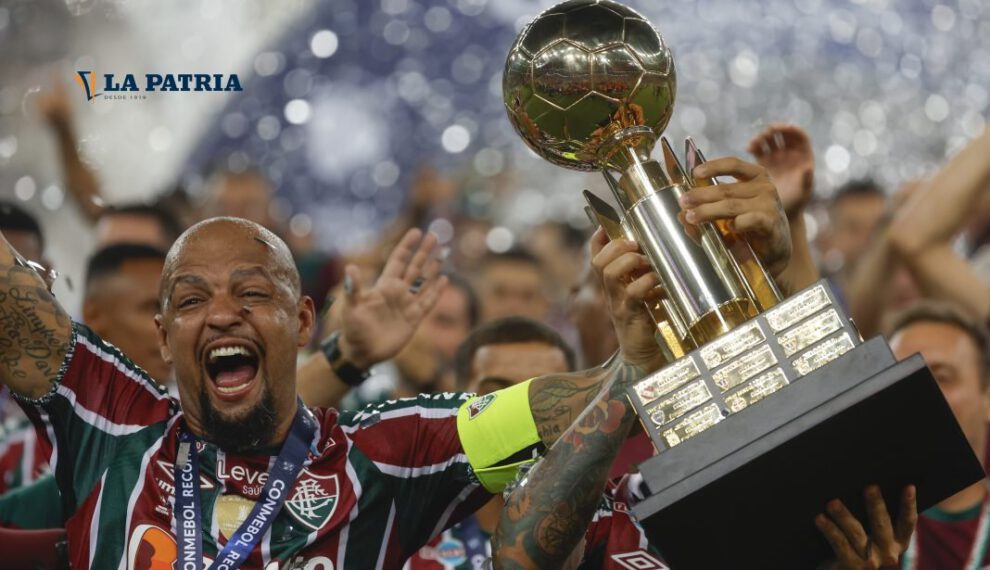 Felipe Melo de Fluminense con el trofeo de la Recopa Sudamericana