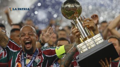 Felipe Melo de Fluminense con el trofeo de la Recopa Sudamericana